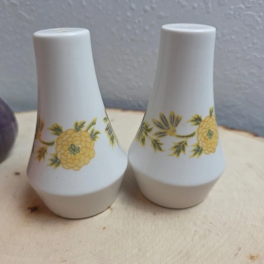 Noritake‎ Japan Vintage Floral Salt and Pepper Shakers White Porcelain Set MCM